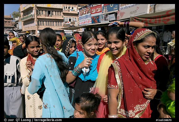 Young women during a wedding procession. Jodhpur, Rajasthan, India