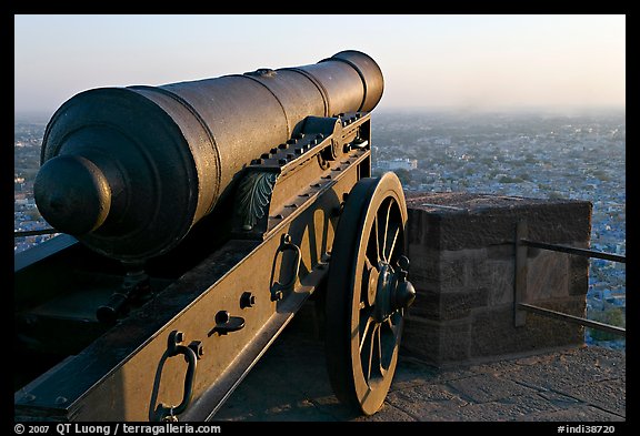 Cannon and old town, Mehrangarh Fort. Jodhpur, Rajasthan, India