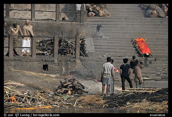 Cremation in progress, with another corpse awaiting, Manikarnika Ghat. Varanasi, Uttar Pradesh, India (color)