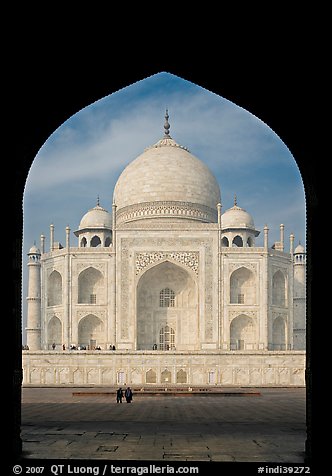 Taj Mahal framed by arch of Jawab. Agra, Uttar Pradesh, India