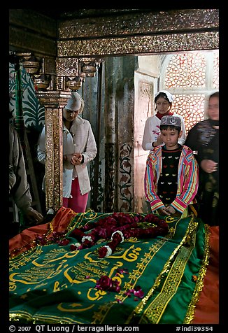 Family making offering on Shaikh Salim Chishti tomb. Fatehpur Sikri, Uttar Pradesh, India (color)