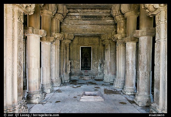 Mandapa inside Kadariya-Mahadeva temple. Khajuraho, Madhya Pradesh, India
