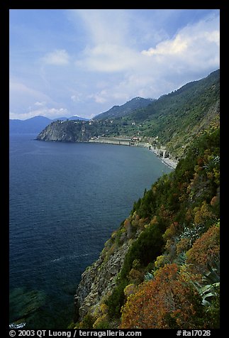 Coast along the Via dell'Amore (Lover's Lane), looking north towards Corniglia. Cinque Terre, Liguria, Italy