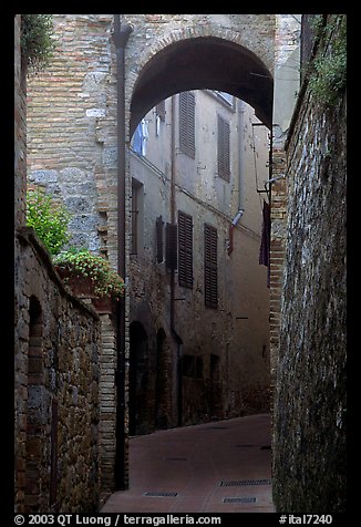 Arch and narrow street. San Gimignano, Tuscany, Italy
