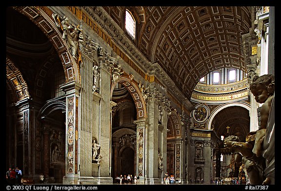 Cavernous interior of Basilic San Peter. Vatican City