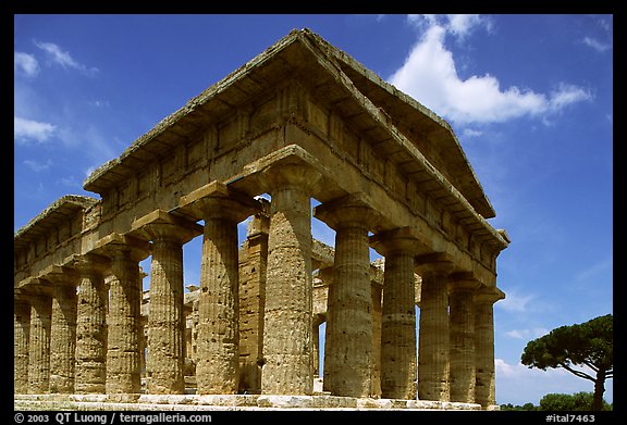 Tempio di Nettuno (Temple of Neptune), a Greek temple (5th century BC). Campania, Italy