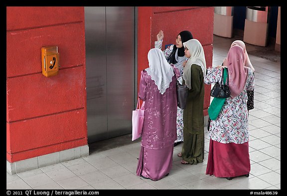 Malaysian women in islamic dress, Suria KLCC. Kuala Lumpur, Malaysia