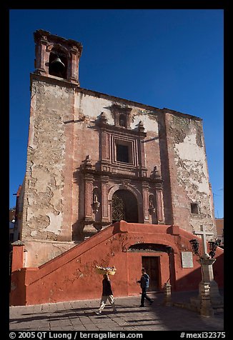 People walking in front of church San Roque, early morning. Guanajuato, Mexico (color)