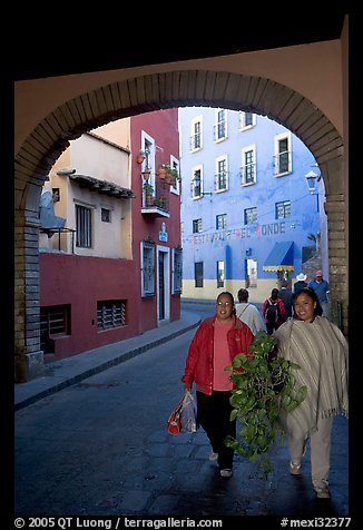 Women walking in a tunnel. Guanajuato, Mexico (color)