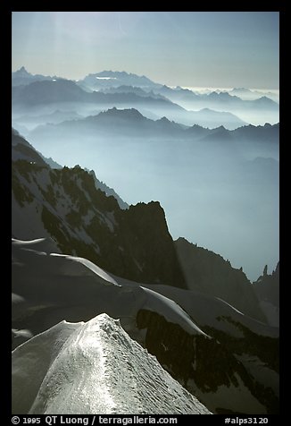 Snow ridge on the Brenva Spur, Mont-Blanc, Italy.  (color)