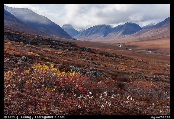 Inukpasugruk Valley in autumn. Gates of the Arctic National Park, Alaska, USA.