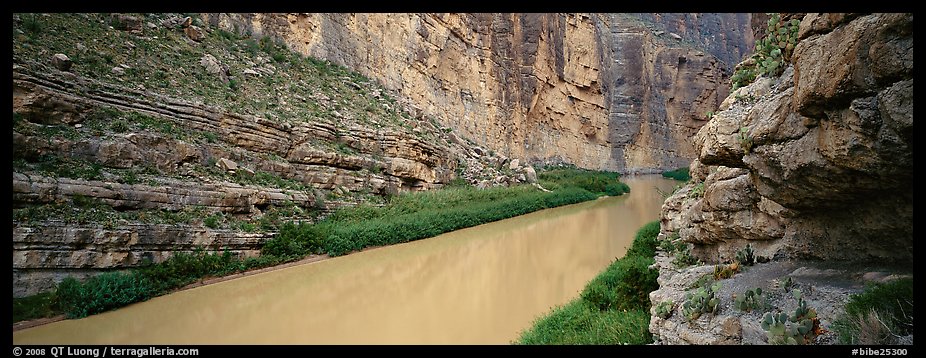 Rio Grande River flowing through Santa Elena Canyon. Big Bend National Park, Texas, USA.