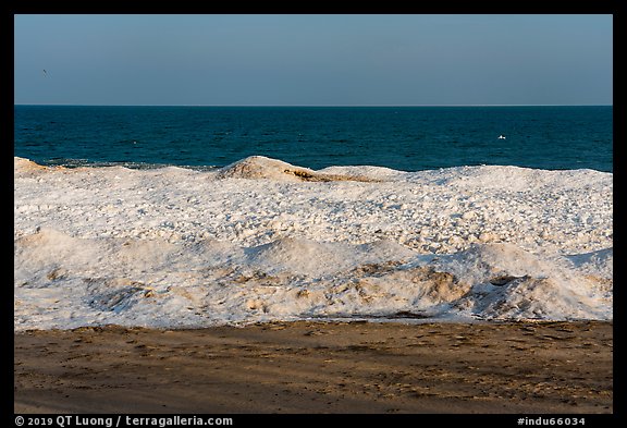 Beach and shelf ice. Indiana Dunes National Park (color)