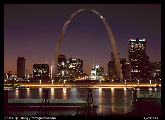 Arch and downtown skyline at night from East St Louis. Gateway Arch National Park, St Louis, Missouri, USA.