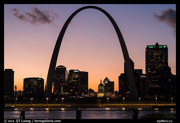 Arch and Old Courthouse across Mississippi River at sunset. Gateway Arch National Park, St Louis, Missouri, USA.