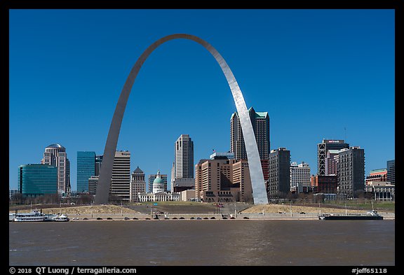 Arch and skyline across Mississippi River. Gateway Arch National Park, St Louis, Missouri, USA.