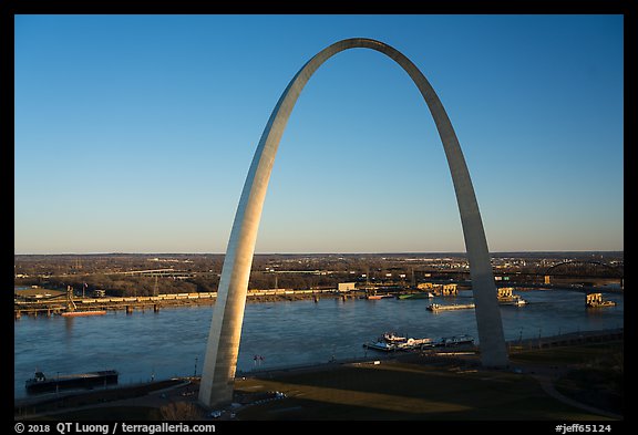 Arch and Mississippi River from above at sunset. Gateway Arch National Park (color)
