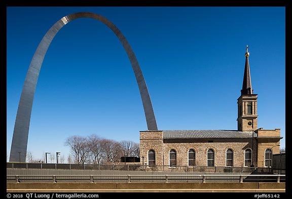 Old Cathedral and Arch. Gateway Arch National Park, St Louis, Missouri, USA.