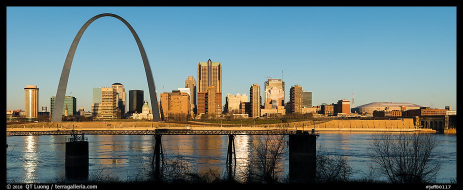 St Louis skyline across Mississippi River at sunrise. Gateway Arch National Park, St Louis, Missouri, USA.