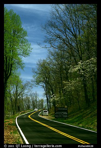 Skyline drive with cars and Park entrance sign. Shenandoah National Park, Virginia, USA.