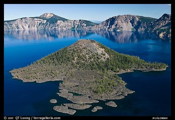 Wizard Island, afternoon. Crater Lake National Park, Oregon, USA.