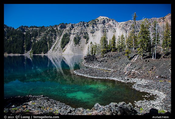 Cove with emerald waters, Fumarole Bay, Wizard Island. Crater Lake National Park, Oregon, USA.