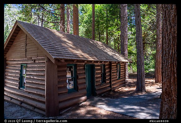 Cedar Grove Visitor Center. Kings Canyon National Park (color)