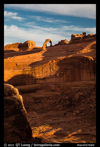 Delicate Arch atop steep cliff. Arches National Park, Utah, USA.
