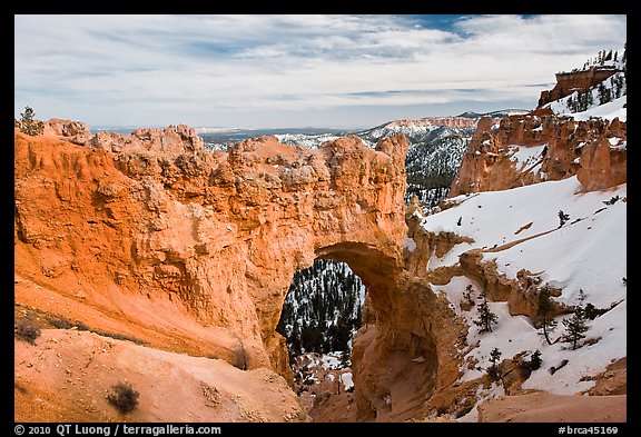Natural arch in winter. Bryce Canyon National Park, Utah, USA.