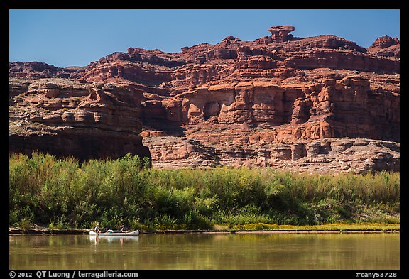 Canoeists and cliffs, Colorado River. Canyonlands National Park, Utah, USA.