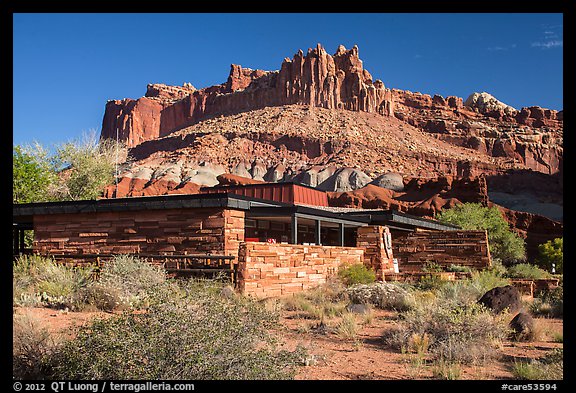 Grens Milieuvriendelijk thuis Picture/Photo: Visitor Center and Castle rock formation. Capitol Reef  National Park