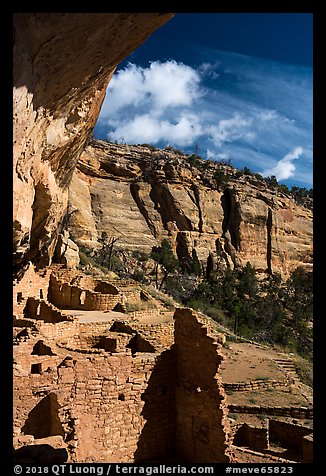 Long House Ancestral Pueblo ruins and cliffs, Wetherill Mesa. Mesa Verde National Park, Colorado, USA.