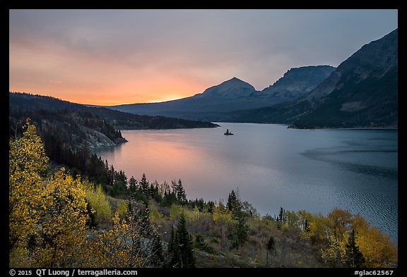 Saint Mary Lake and Wild Goose Island, autumn sunrise. Glacier National Park, Montana, USA.