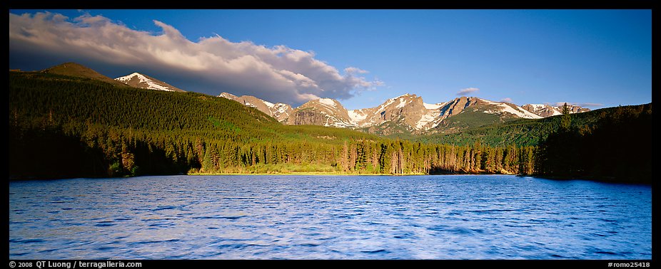 Lake with waves and mountains. Rocky Mountain National Park, Colorado, USA.