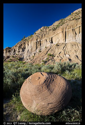Large cannonball concretions and cliff. Theodore Roosevelt National Park, North Dakota, USA.