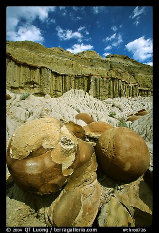 Cannon ball concretions and erosion formations. Theodore Roosevelt National Park, North Dakota, USA.