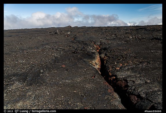 Lava fissure, Mauna Loa North Pit. Hawaii Volcanoes National Park, Hawaii, USA.