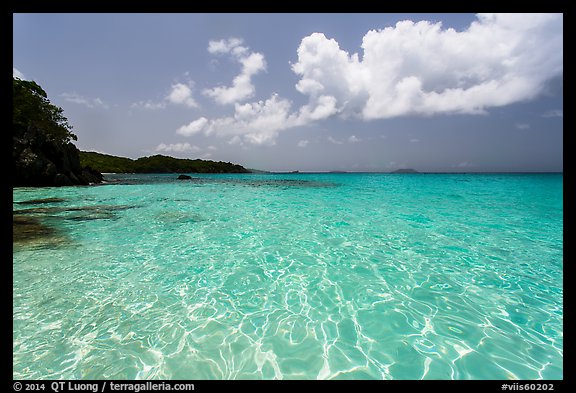 Turquoise clear waters, Trunk Bay Beach. Virgin Islands National Park, US Virgin Islands.