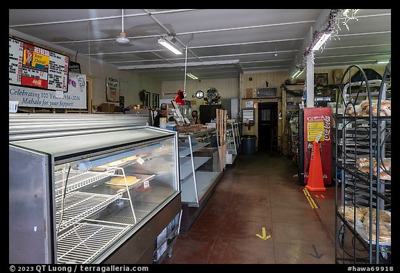Sold out shelves, Komodo Bakery, Makawao. Maui, Hawaii, USA (color)