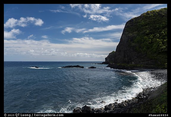 Coastline and cliff, Piilani Highway. Maui, Hawaii, USA (color)