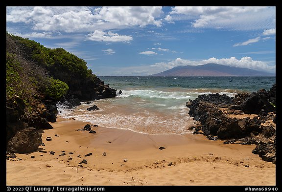 Cove, Poolenalena Beach. Maui, Hawaii, USA (color)