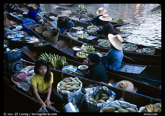 Fruit sellers, floating market. Damnoen Saduak, Thailand (color)