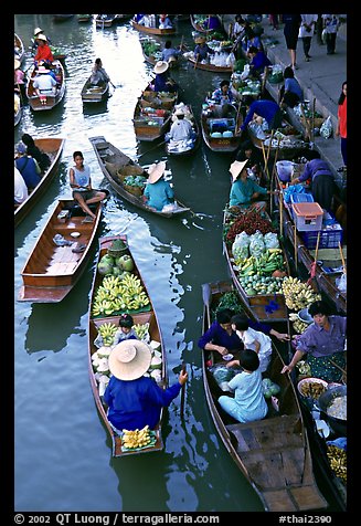 Traditional floating market. Damonoen Saduak, Thailand