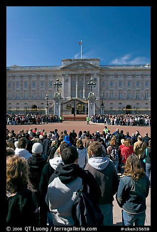 Tourists waiting for the changing of the guard in front of Buckingham Palace. London, England, United Kingdom (color)