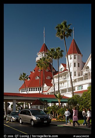 Entrance of hotel del Coronado, with cars and visitors wolking. San Diego, California, USA