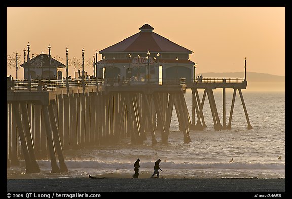 Beachgoers and Huntington Pier, late afternoon. Huntington Beach, Orange County, California, USA