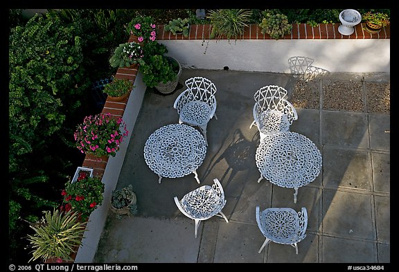 Courtyard with garden chairs and tables. Laguna Beach, Orange County, California, USA