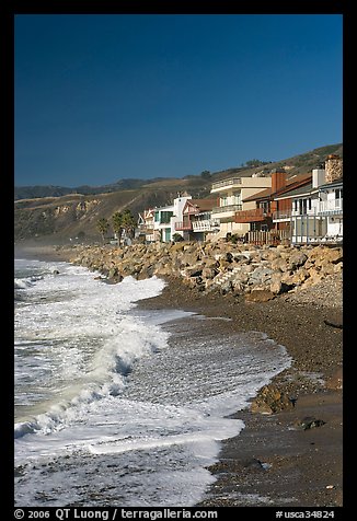 Beachfront homes  near Rincon Island. California, USA