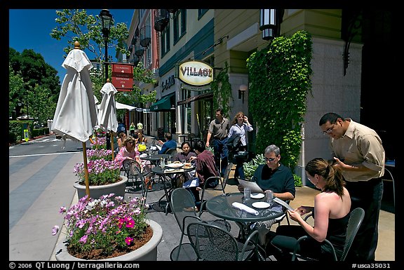 Lunch at streetside restaurant tables. Santana Row, San Jose, California, USA (color)