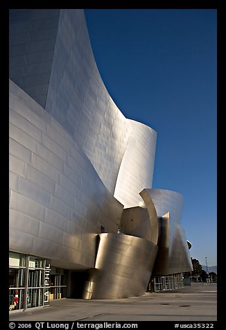 Free-form sculptural curves of the Walt Disney Concert Hall, early morning. Los Angeles, California, USA